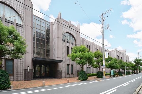 Tezukayama Academy (14 mins ・ About 1100m) marks the 100th anniversary of its founding in 2016, School of Yosuru from kindergarten to graduate school. Above photo elementary school ・ Junior high school ・ It is the Campus of High School