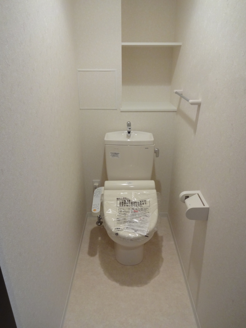 Toilet. With warm water washing toilet seat! !