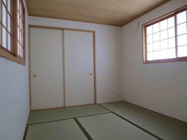 Non-living room. It has become on the first floor Japanese-style room 6 quires bay window. Storage also firmly