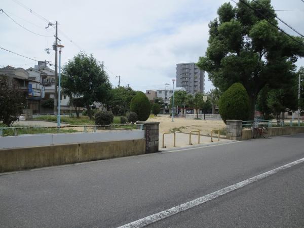 park. 200m park to the park