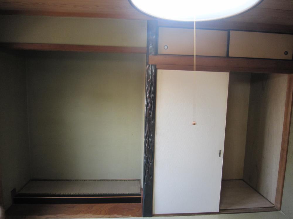 Other introspection. Alcove also a Japanese-style room