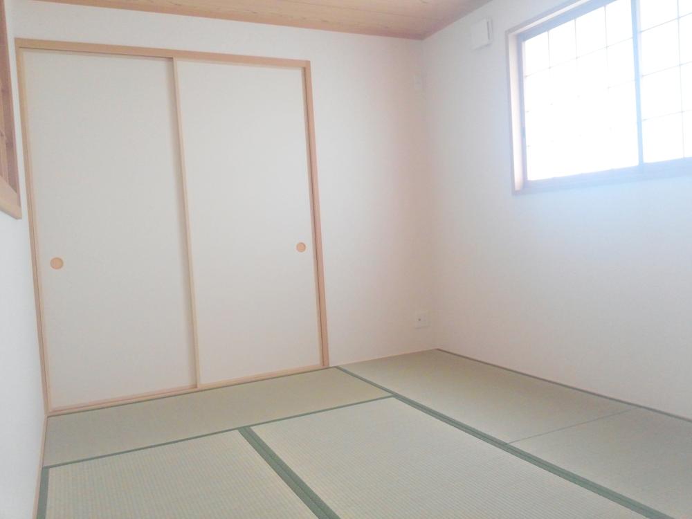 Non-living room. Japanese-style room is also a bright room light enters