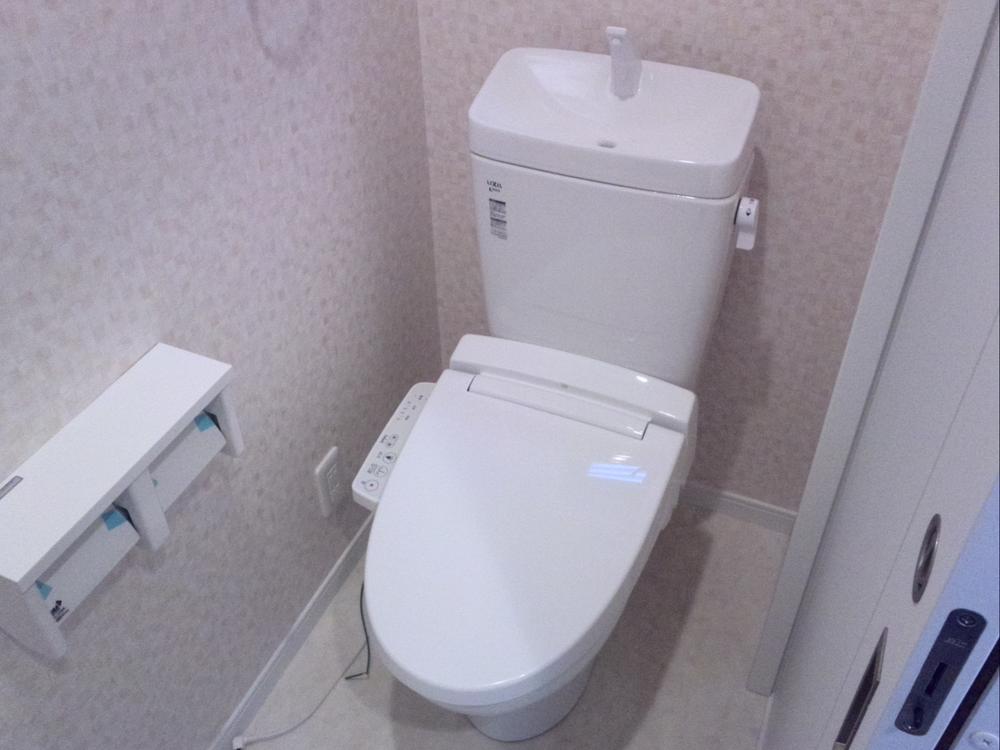 Toilet. It is with a toilet Washlet