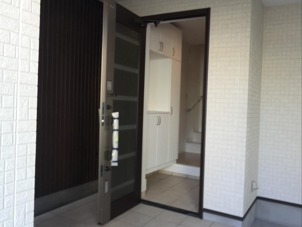 Entrance. Shoebox equipped! It housed a large number