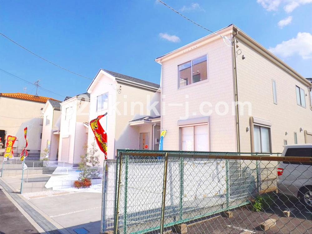 Same specifications photos (appearance). Same specifications photos (streets) all three House! Seismic Grade 3 acquisition!