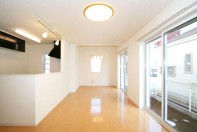 Same specifications photos (living). Same specifications photos (living) Comfortable space of all window glazing!