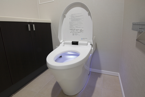 Toilet.  [Full automatic toilet seat] Sensor detects the human body, Adopt a full automatic toilet seat toilet lid to automatically open and close. To eliminate the left open so do not forget to close, It is also effective to power-saving (same specifications)