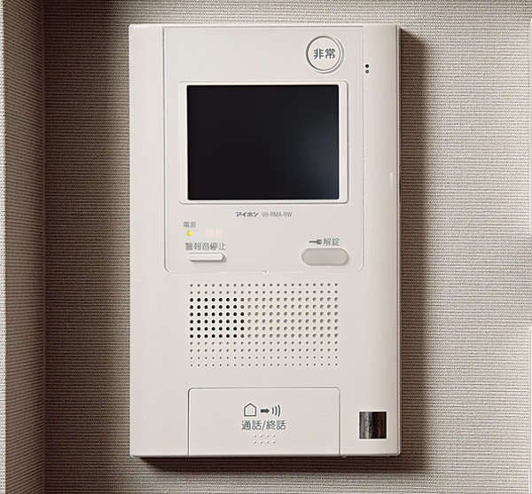 Security.  [Security intercom] To identify the visitor in the color video easy color monitor with security intercom. It is also a hands-free type that you can call at the touch of the call button when you do not hand tied with housework. Recordings can also check visitors at the time of absence ・ Recording function is also equipped (same specifications)