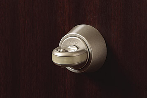 Security.  [Switch type thumb turn] Equipped with a switch-type thumb boasts a high security performance in the entrance door.  In If you do not operate while knob the switch of the convex portion thumb does not turn structure, Suppress the "thumb turning" to incorrect lock insert and tool (same specifications)