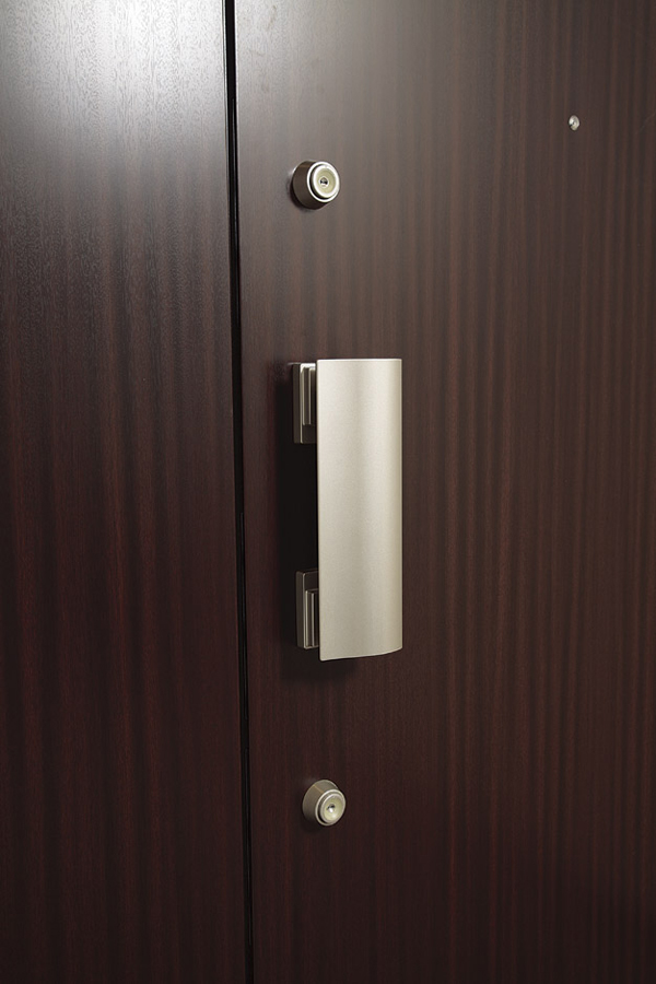 Security.  [Double Rock] Double lock entrance door to install a keyhole to the two units at the top and bottom. Keyhole is a hard structure that contains the picking tool (same specifications)