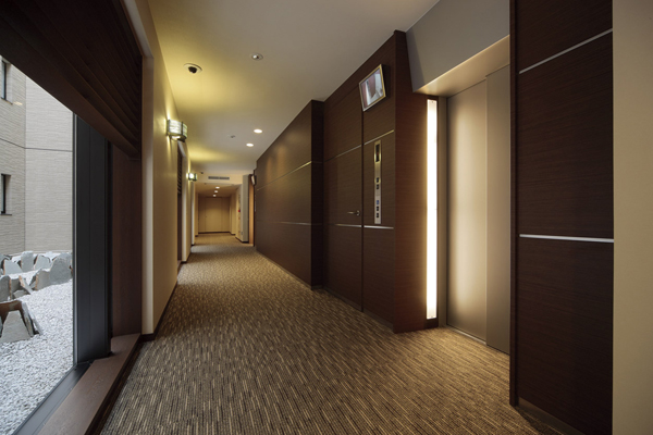 Buildings and facilities. On approach to his residence from the elevator hall of each floor, The inner corridor of carpet has been adopted. Difficult footsteps sound, Privacy will also be ensured
