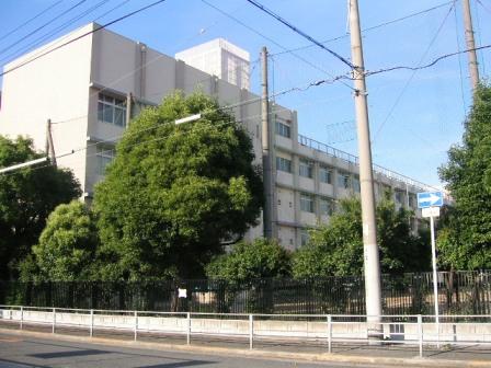 Junior high school. It is 269m popular junior high school until the Osaka Municipal Higashiabiko junior high school