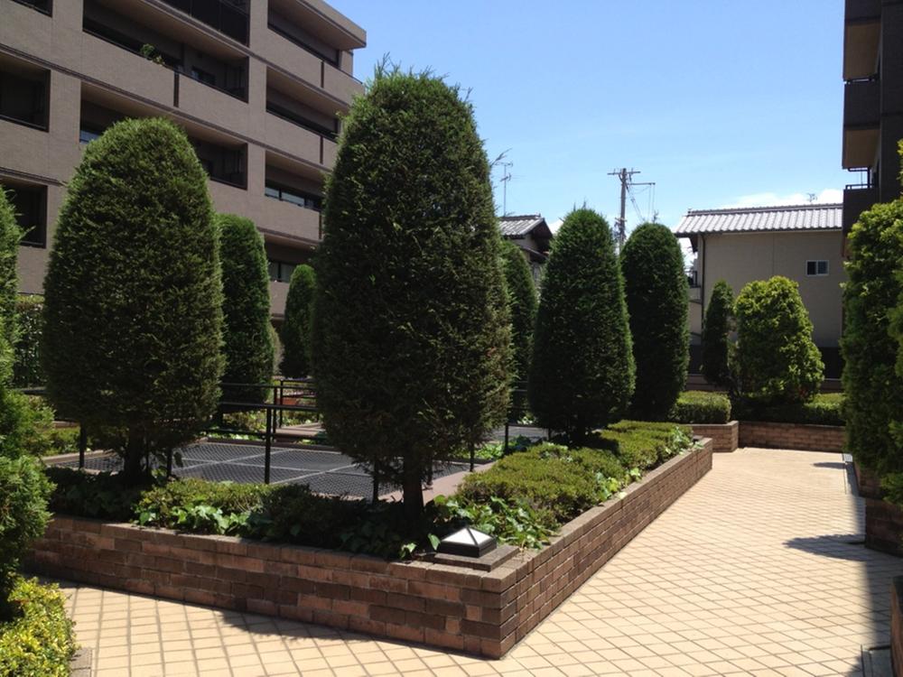 Local appearance photo. One hall of residence that has been colored in green in the center of Tezukayama