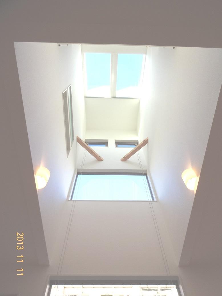 Other introspection. Sky window to capture the light in the living room. Widely it looks bright and the room!