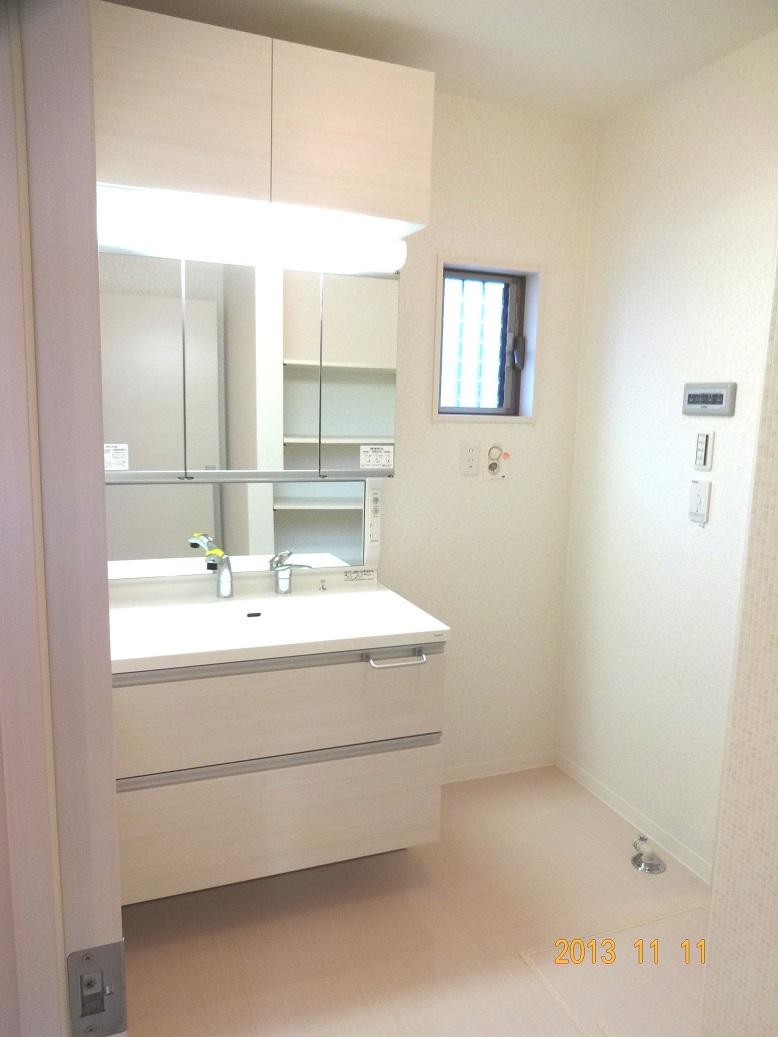 Wash basin, toilet. Swing three-sided mirror ・ Storage cabinet, Vanity shower!