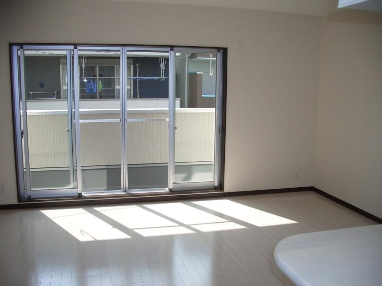 Living. Spacious living room