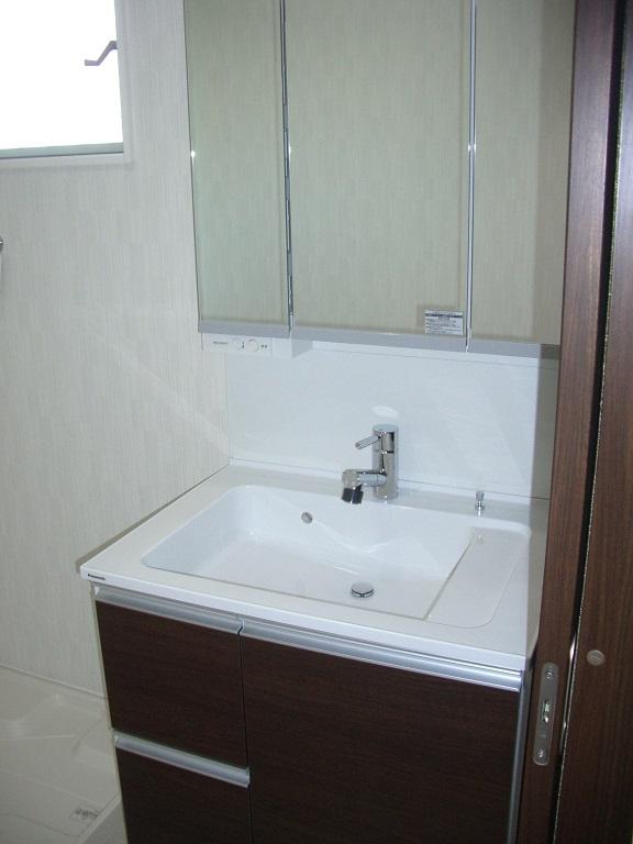 Wash basin, toilet. Panasonic Sea line three-sided mirror