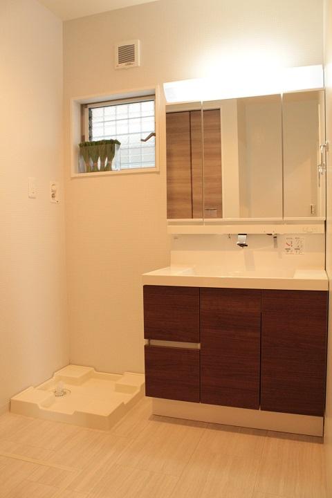 Wash basin, toilet. Local (August 2013) Shooting