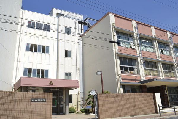 Surrounding environment. Sanryo junior high school (a 9-minute walk ・ About 720m) in addition to have been inherited from the founding time, "good faith", "harmony", We aim to foster spiritually rich students equipped with the ability to think to learn their own (2013 currently)