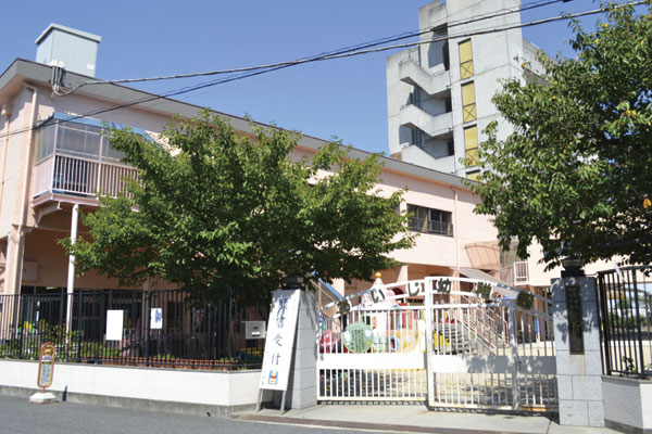 Surrounding environment. Fondling kindergarten (3-minute walk ・ About 220m), "bright ・ In good spirits ・ Our goal is obedient child. ". The entire school lunch, Month ~ Also carried out custody childcare of up to 6 pm Friday (2013 currently)