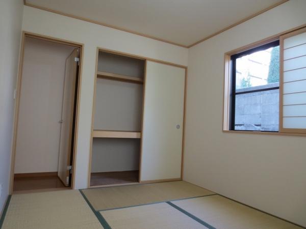 Non-living room. First floor Japanese-style room. The window is perfect storage you have two sides