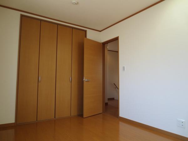 Non-living room. 2 Kaiyoshitsu 6 Pledge. There are two sides closet spacious window