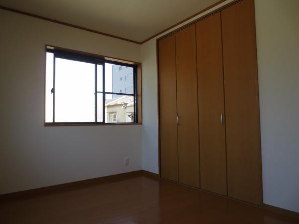 Non-living room. 2 Kaiyoshitsu 6 Pledge. Here There are also two sides window. Storage of each room is large