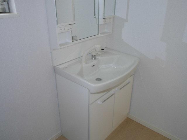 Wash basin, toilet. It is in the same type type posted per under construction. The company construction complete listing can guide you