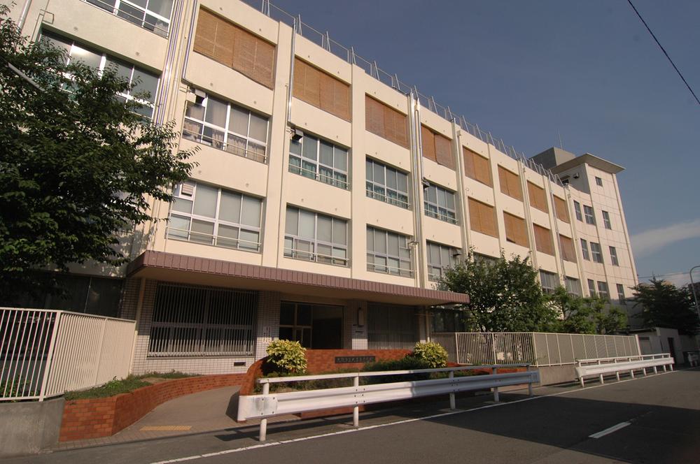 Junior high school. Osakashiritsudai Go East until junior high school 1123m