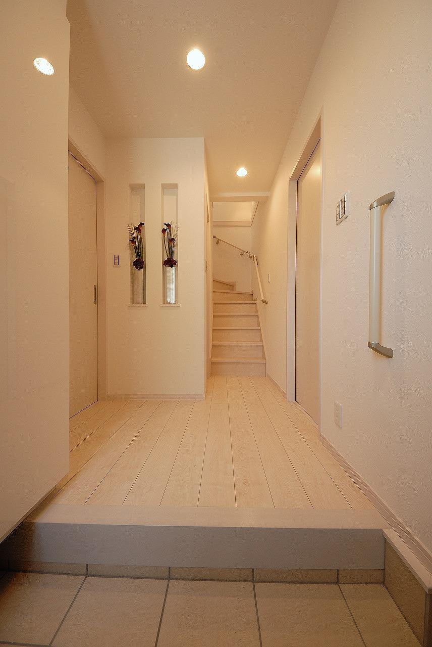 Model house photo. A spacious entrance. Shoe box storage is also a large capacity.