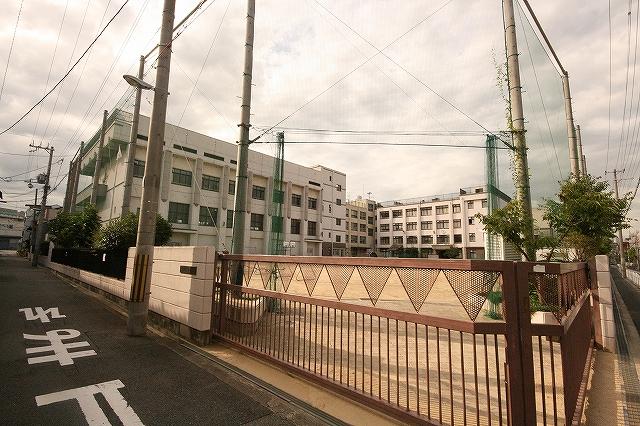 Primary school. 246m to Osaka City Tatsunaka Izuo Elementary School