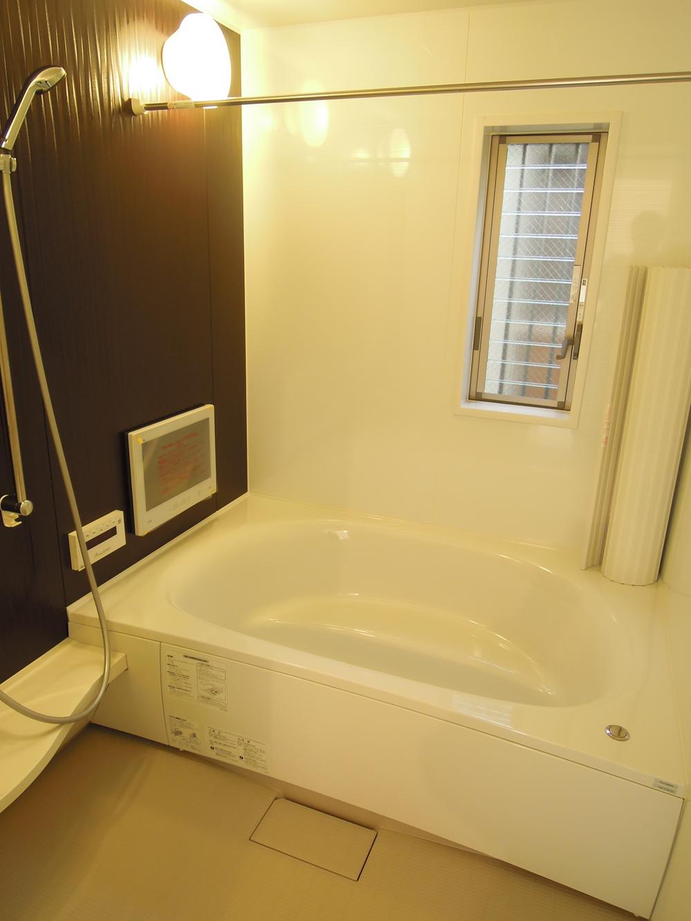 Spacious bath (with TV)