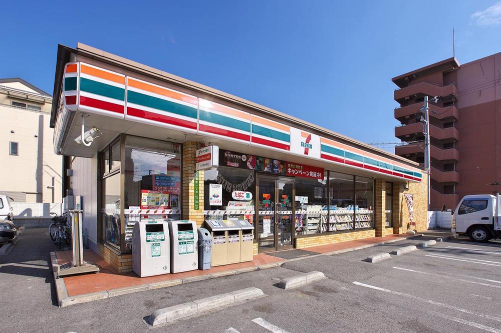 Convenience store. 330m to Seven-Eleven