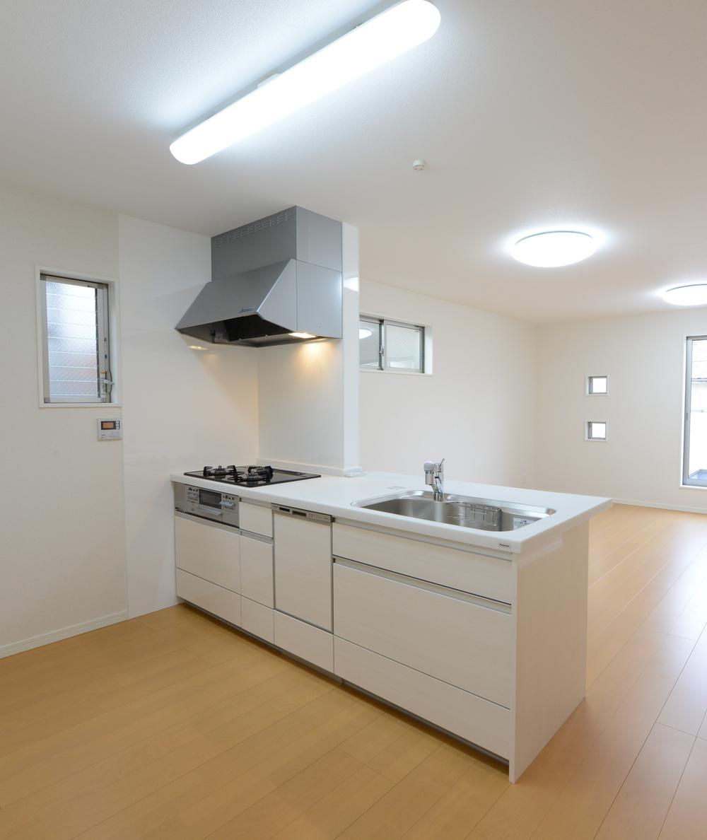 Kitchen. Water purifier integrated shower faucet ・ Dishwasher ・ This is a system kitchen thought the ease of use, such as wide glass top stove.