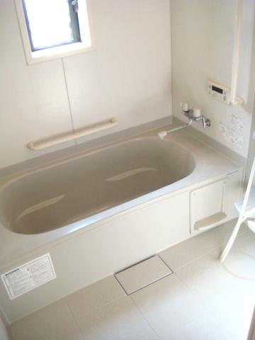 Bathroom. "Taisho-ku ・ Buying and selling "is a big bath with a window