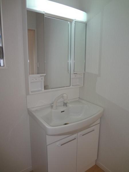 Same specifications photos (Other introspection). Dressed in smooth wash room of the room