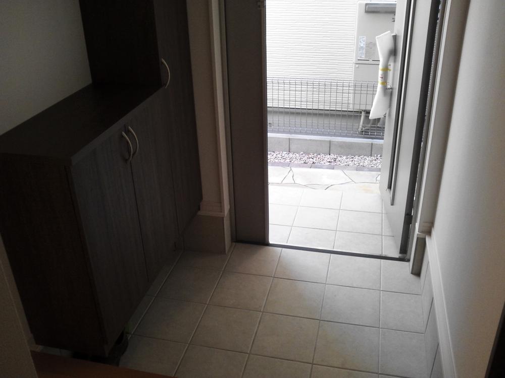 Entrance. Shoebox is black tile is white