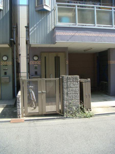 Parking lot. "Taisho-ku ・ Buying and selling "entrance entrance