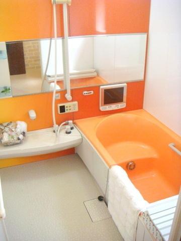 Bathroom. "Taisho-ku ・ Buying and selling "conspicuous orange bathroom