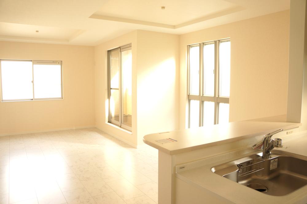 Kitchen. Existing model house introspection. Family smile is gathered in the living entering the light.