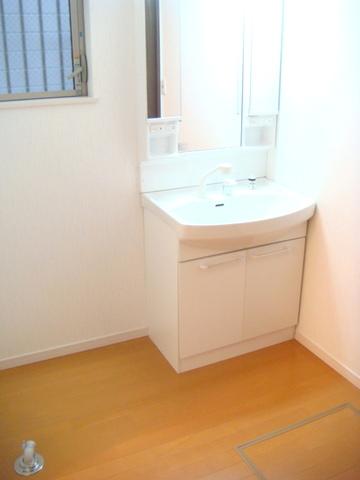 Wash basin, toilet. "Taisho-ku ・ Buying and selling "You are spacious also dressing room