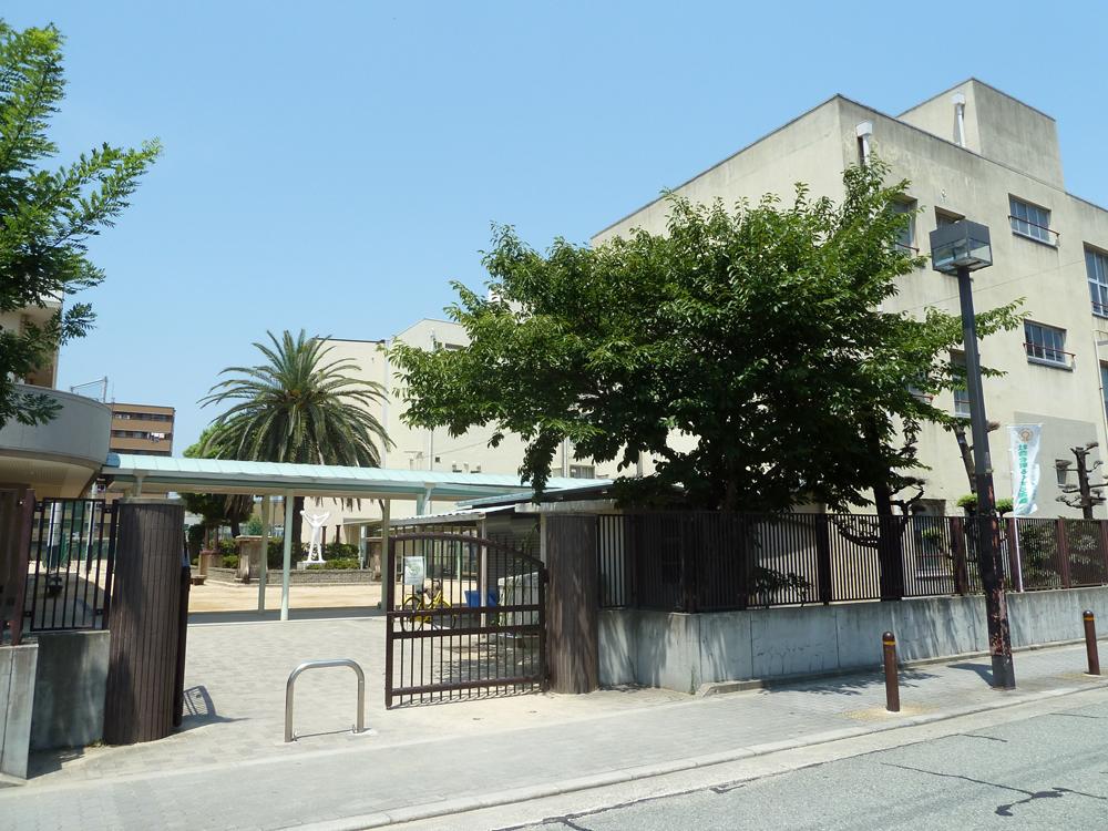 Junior high school. Osakashiritsudai 232m to the positive central junior high school