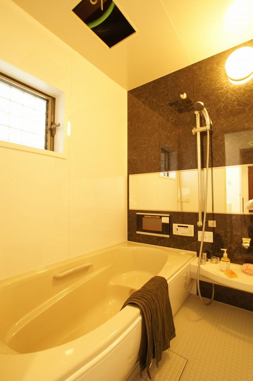 Bathroom.  [bathroom] 12V type waterproof TV Ya, Ventilation equipment also has become a bathroom that combines the ease of use and quality in the standard specification