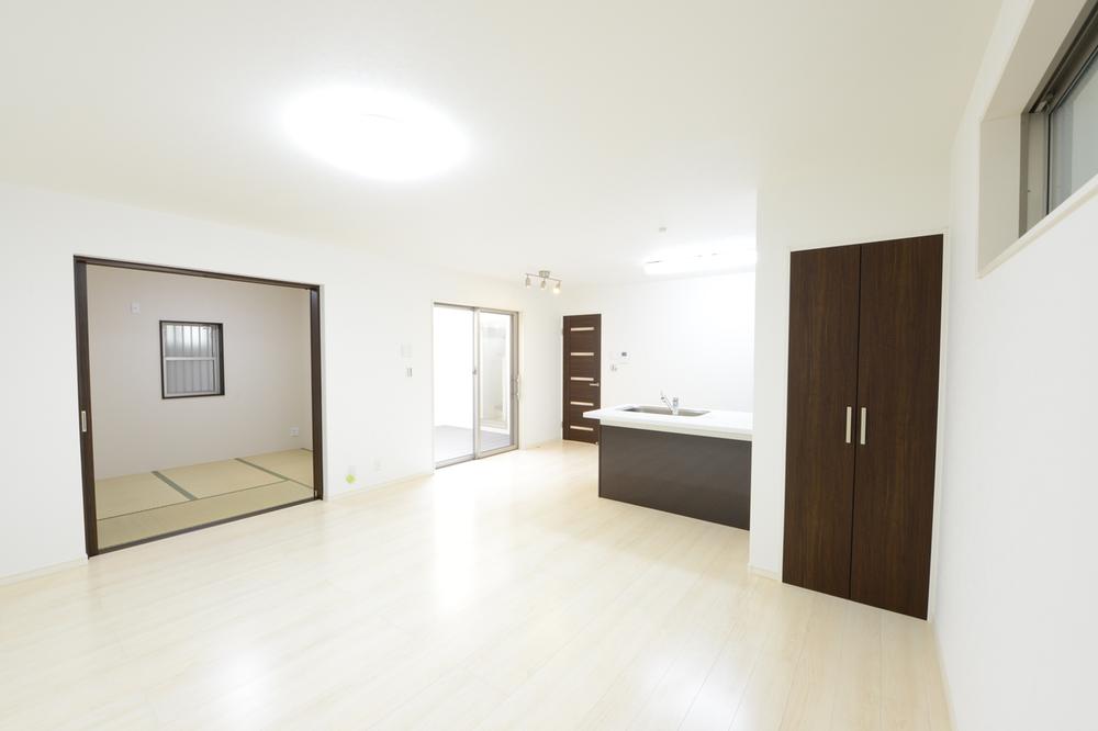 Living. Living room facing the outer living is also adjacent to Japanese-style room, The large space of about 22 Pledge When you open. There is also a Living storage, It is very comfortable.