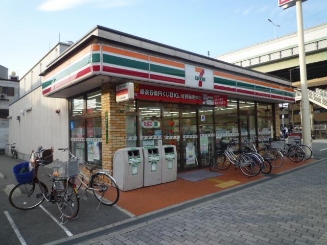 Convenience store. Seven-Eleven is a convenience store at the intersection of Osaka Izuo up to 4-chome 326m Taisho streets and 43 Route! 