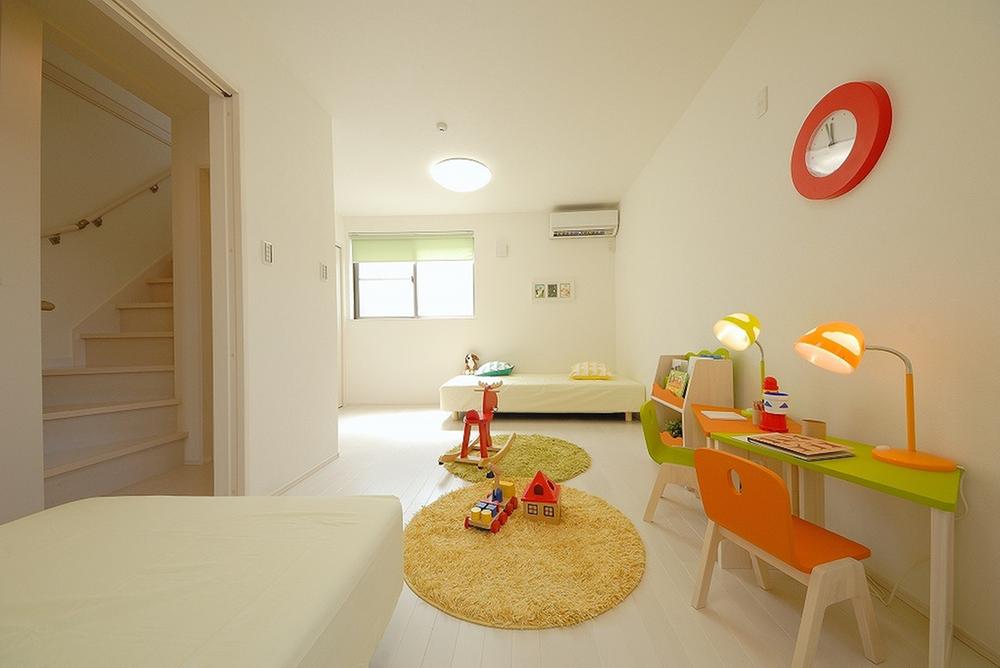 Other introspection. Children's room of 2 between the continued free renovation services subject. Partition wall installation and cross to match the growth of the child, Do Chokawa of flooring at no charge. Room (August 2012) shooting