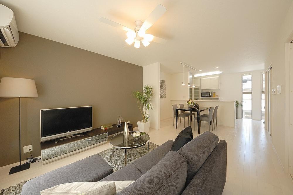 Living. 18.9 Pledge of spacious LDK. Plenty of sunshine is inset from the balcony facing the south, The house bright and airy. Room (August 2012) shooting