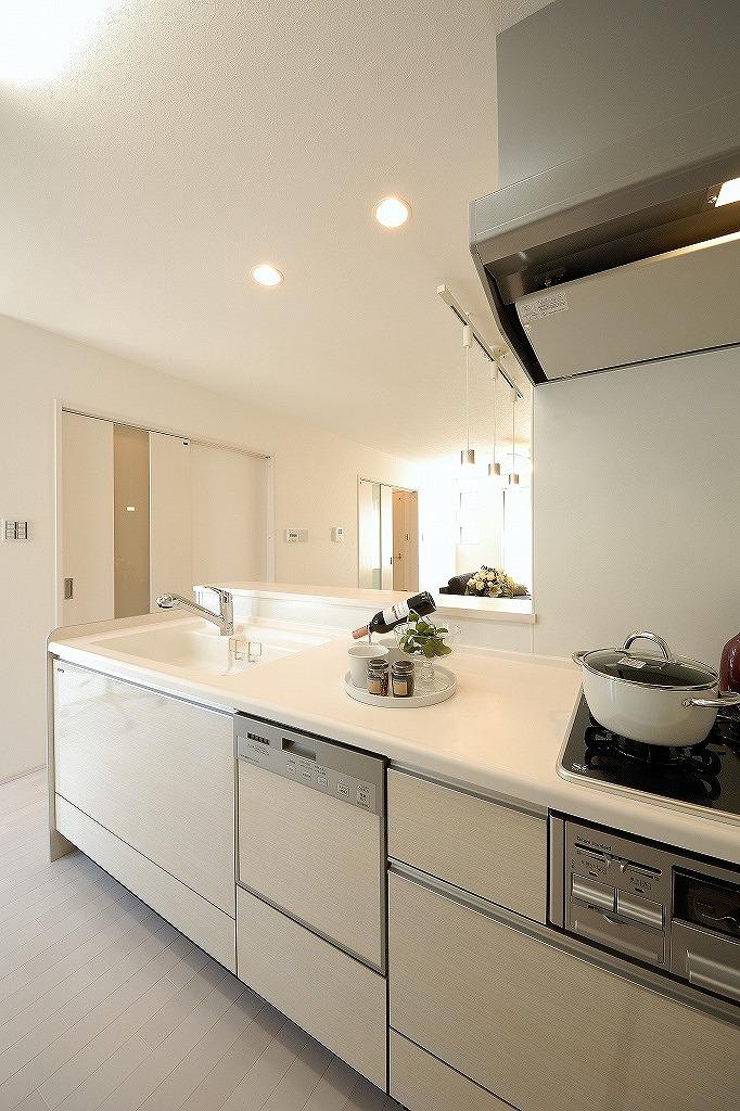 Kitchen. Adopt a cupboard with no open kitchen hanging. Also excellent ease-of-the-art system kitchen is ease-of-use to clean. Room (August 2012) shooting