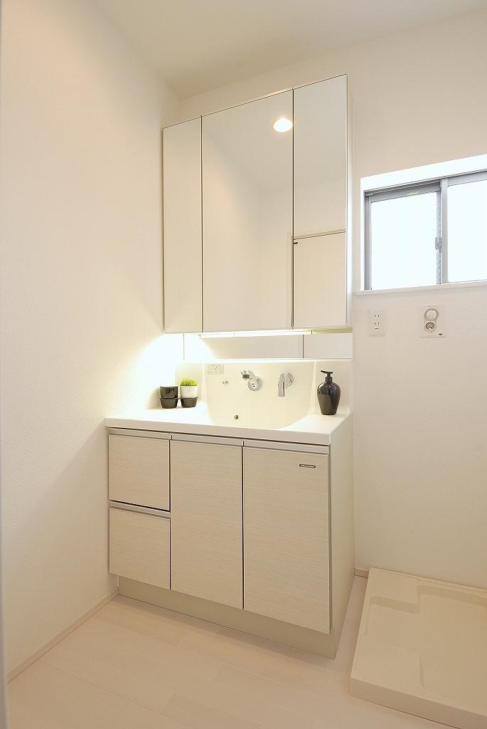 Other. Bathroom vanity. Wide width, Easy to use, You can also clean storage accessories in the mirror housing.