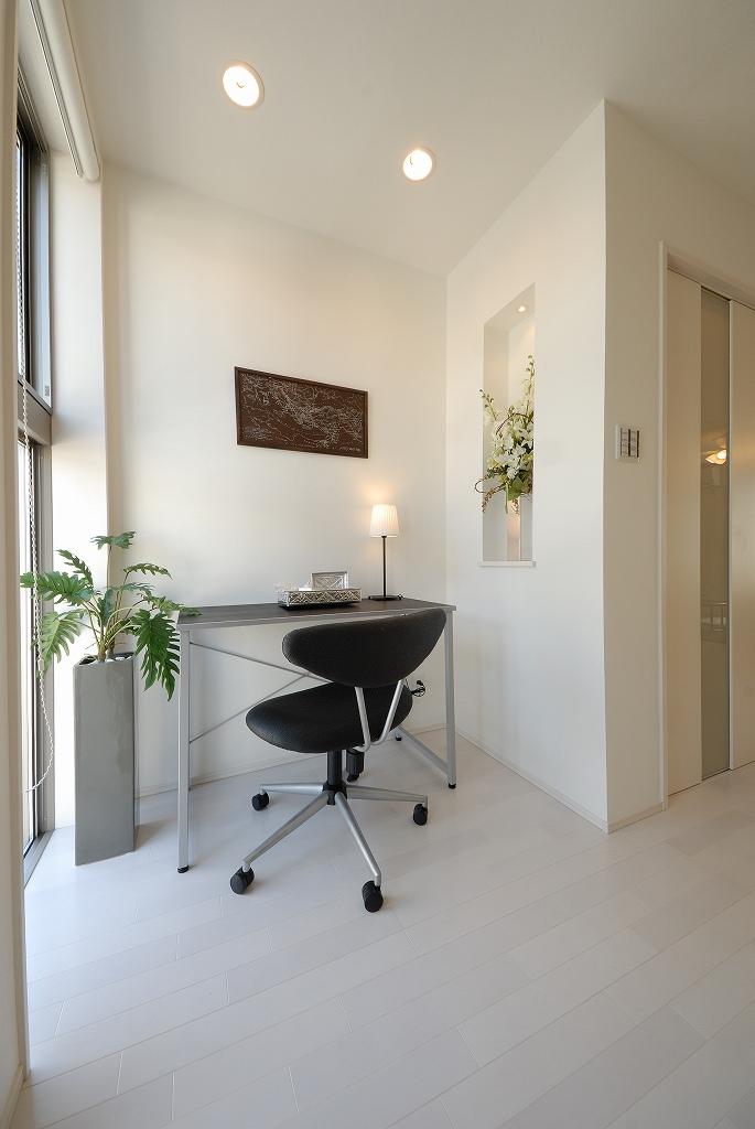 Living. Study corner next to the living. Little writing Ya, Share PC space of the family, Optimal as homework corner for children.